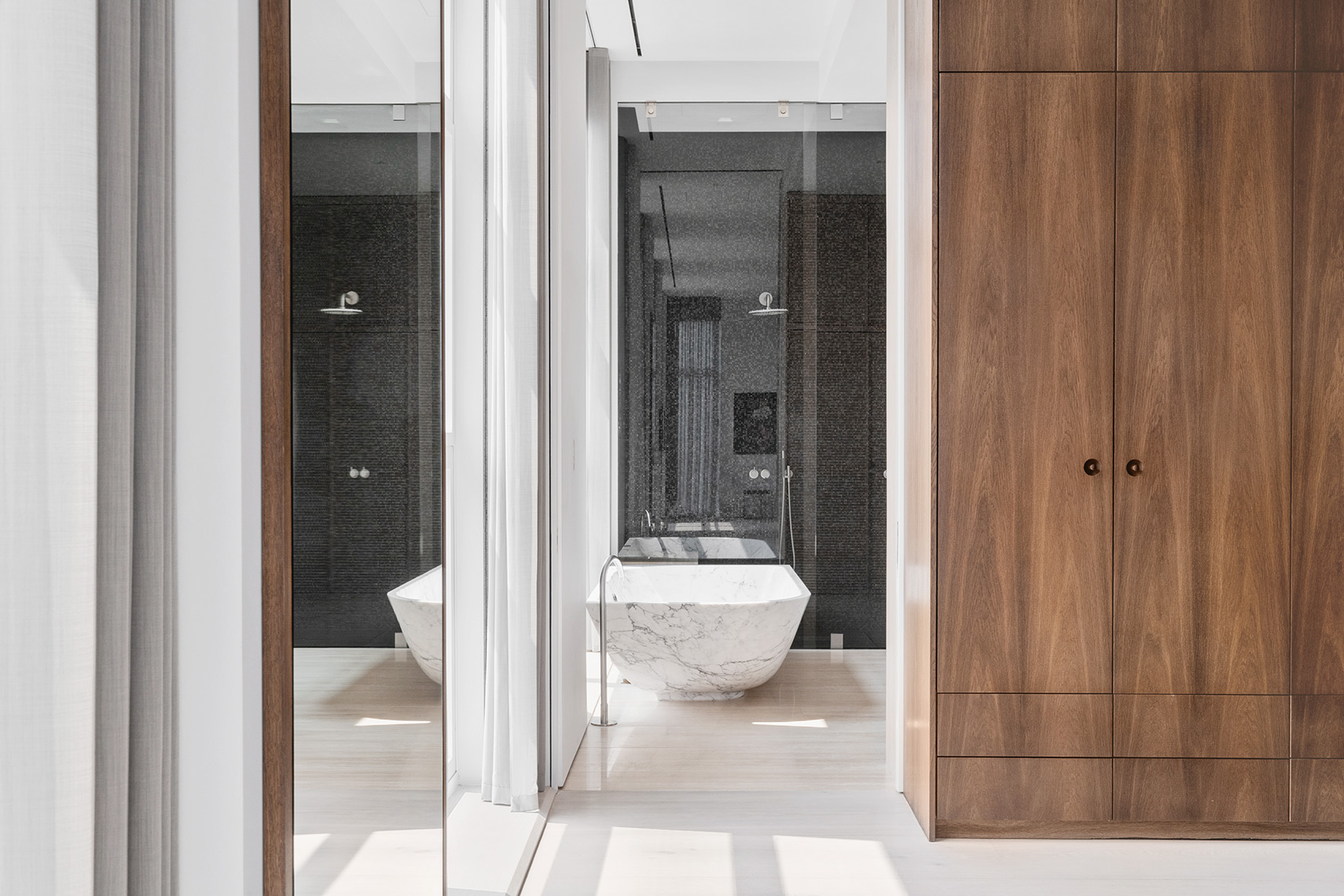Zoe Wetherall / Interior Architecture / Bathtub Hallway